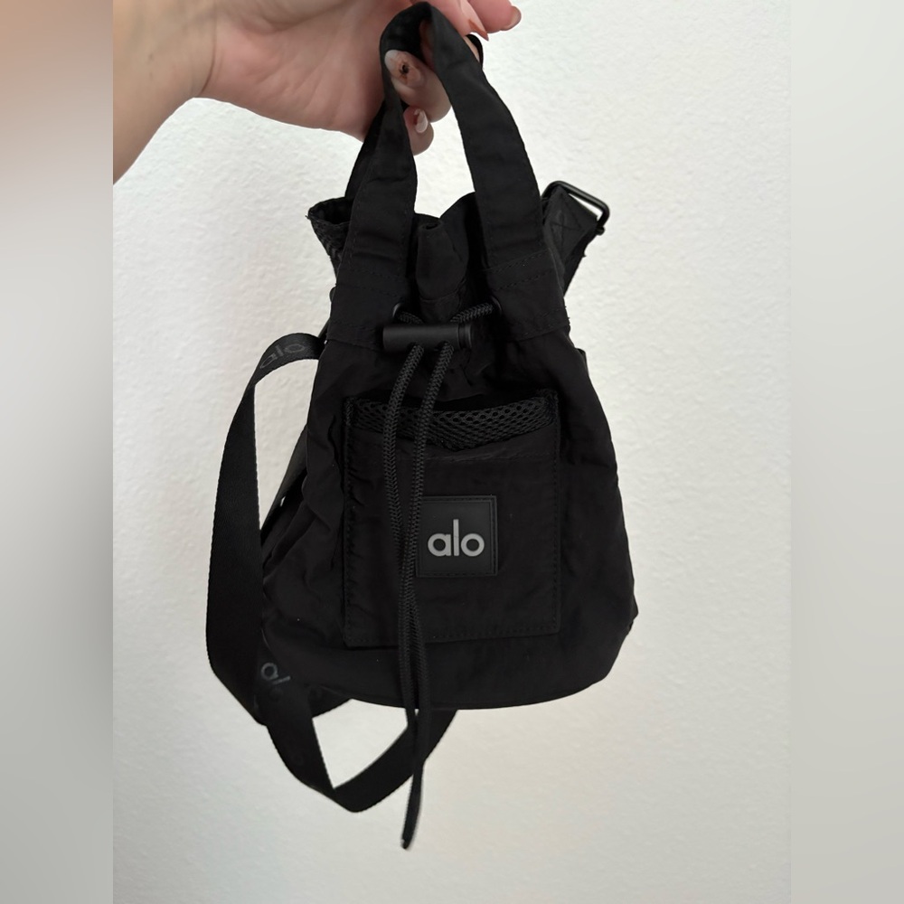 Alo yoga black bucket bag